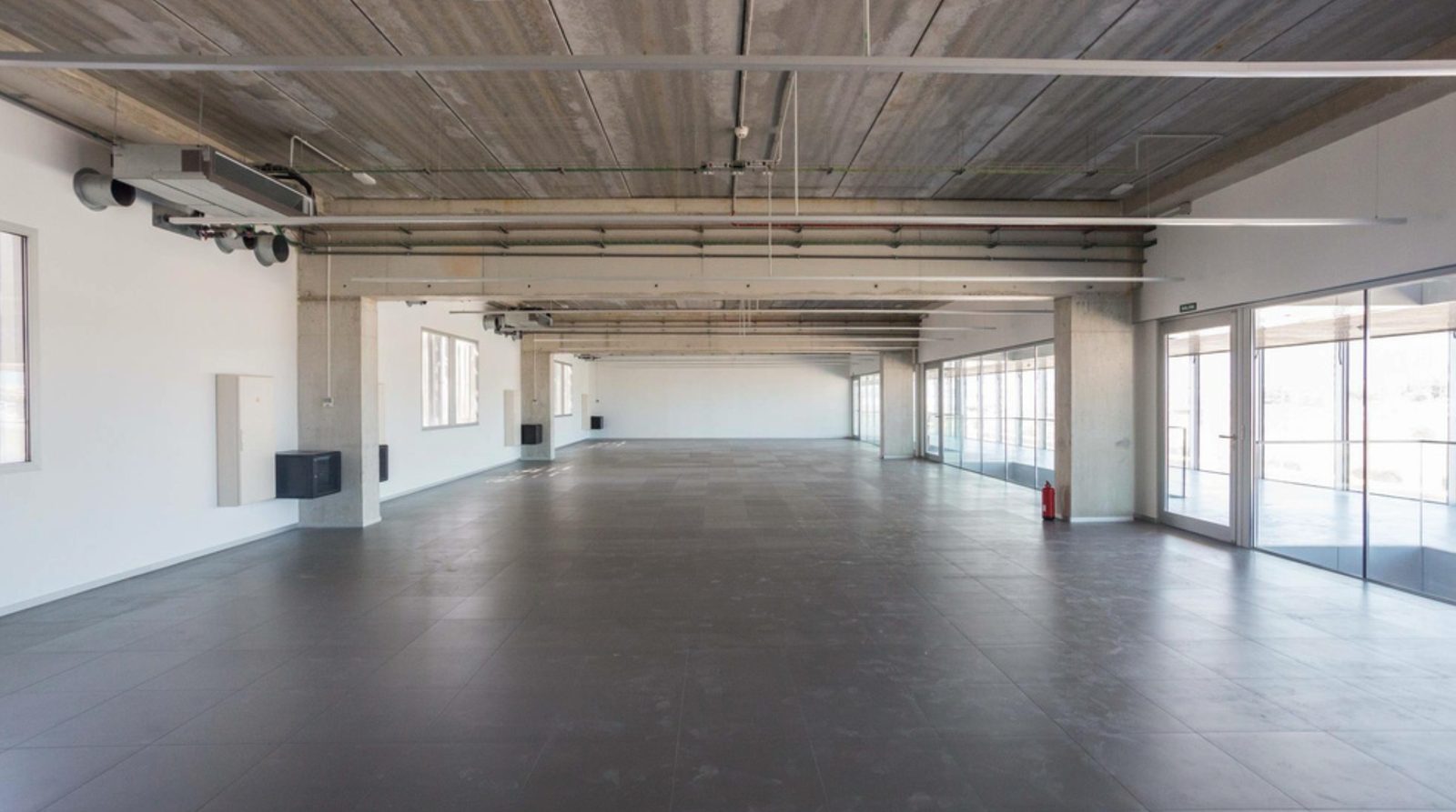 Nave diáfana de oficinas del Parque Científico